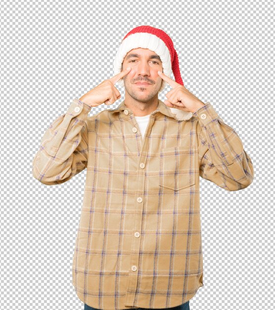 PSD hombre joven con un sombrero de navidad mientras gesticula aislado