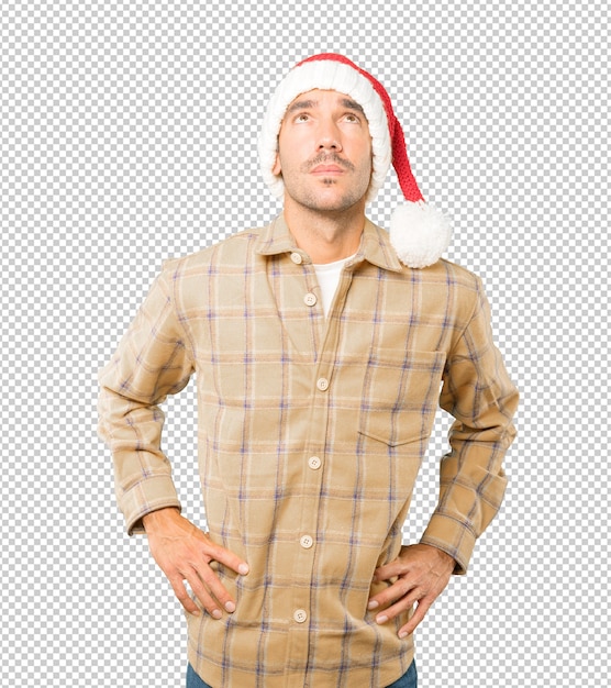 Hombre joven con un sombrero de navidad mientras gesticula aislado