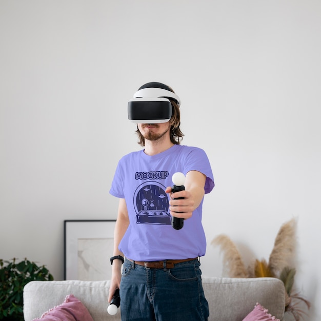 Hombre jugando videojuegos en casa con auriculares vr