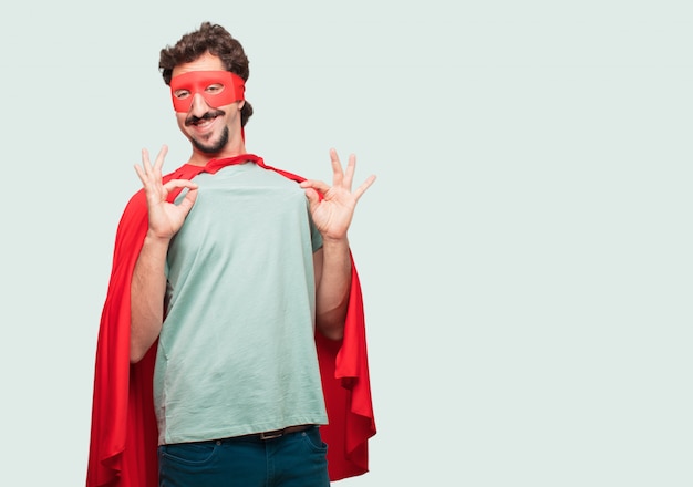 Hombre loco como un súper héroe con una expresión orgullosa, feliz y confiada; sonriendo y seguro de éxito