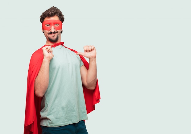 hombre loco como un súper héroe con una expresión orgullosa, feliz y confiada; sonriendo y seguro de éxito