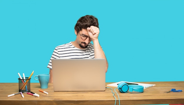 Hombre loco con laptop en pose de pensamiento