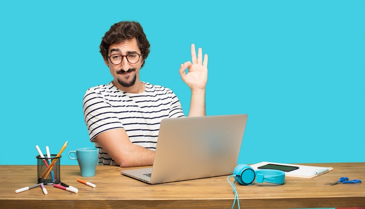 PSD hombre loco con laptop en pose satisfecha