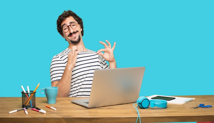 PSD hombre loco con laptop en pose satisfecha