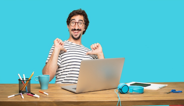 PSD hombre loco con laptop en pose satisfecha