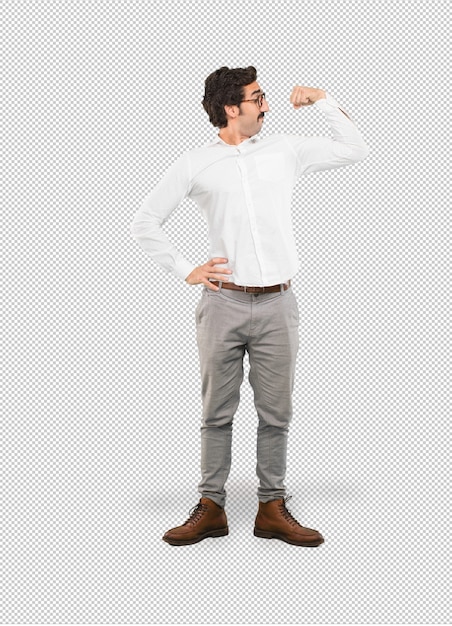 Hombre loco en pose de fuerza