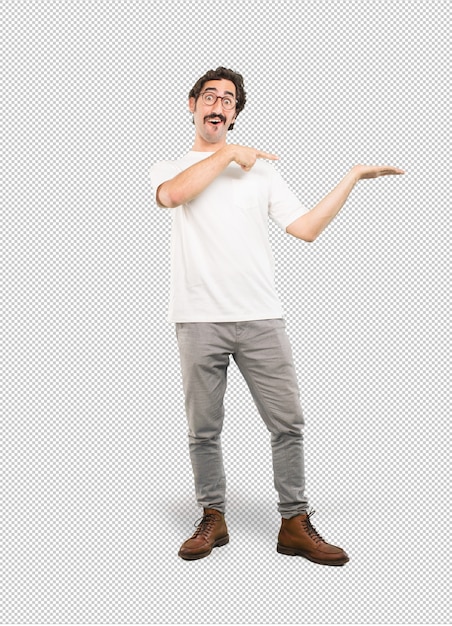 Hombre loco presentando un sitio para su concepto