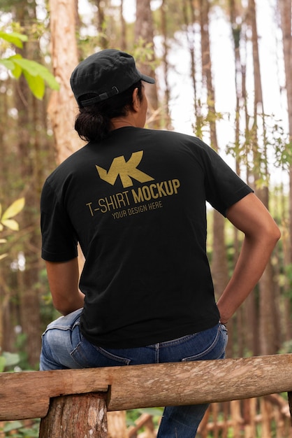 PSD hombre con maqueta de camisa al aire libre en la naturaleza