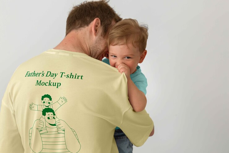 PSD hombre con una maqueta de la camiseta del día del padre