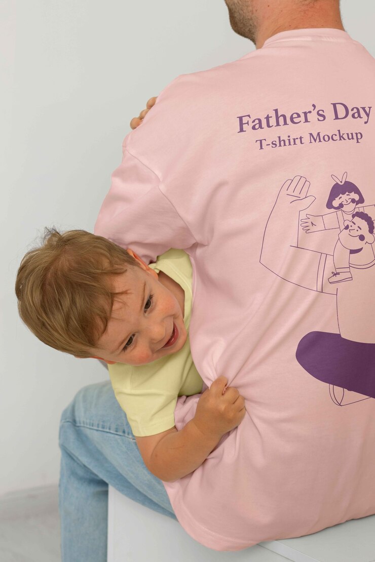 PSD hombre con una maqueta de la camiseta del día del padre