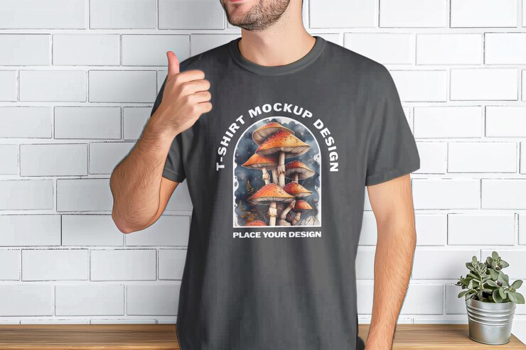 un hombre con una maqueta de camiseta