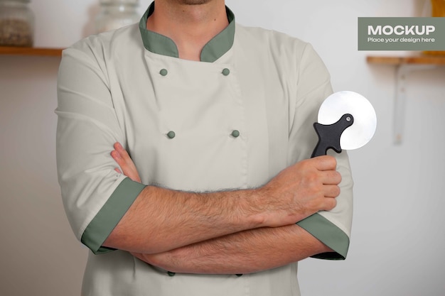 Hombre con una maqueta de chaqueta de chef