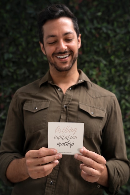 Hombre con maqueta de invitación de cumpleaños