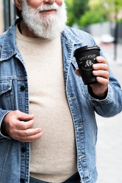 PSD hombre mayor con taza de café de maqueta