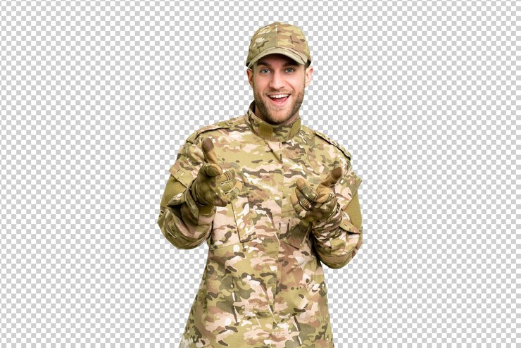 PSD hombre militar sobre fondo de llave de croma aislado apuntando hacia el frente y sonriendo