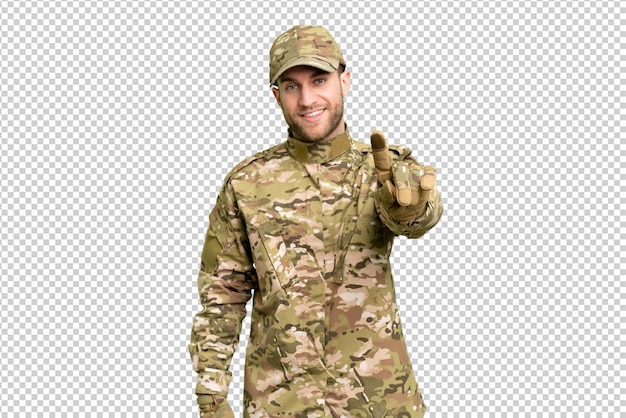 Hombre militar sobre fondo de llave de croma aislado mostrando y levantando un dedo