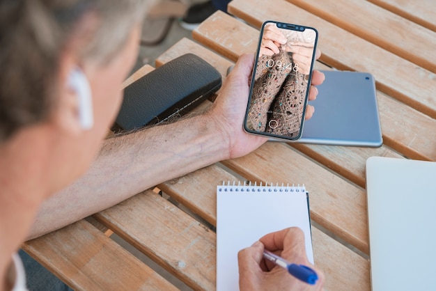 PSD hombre mirando a mockup de smartphone