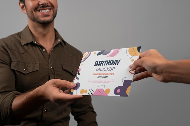 Hombre mirando el modelo de invitación