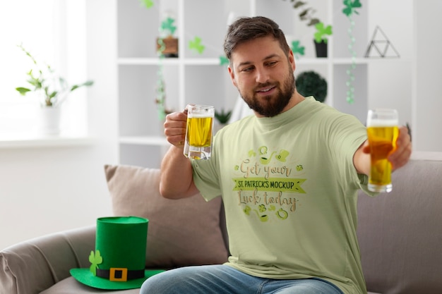 PSD hombre con un modelo de camiseta del día de san patricio