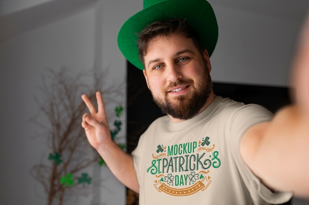 PSD hombre con un modelo de camiseta del día de san patricio