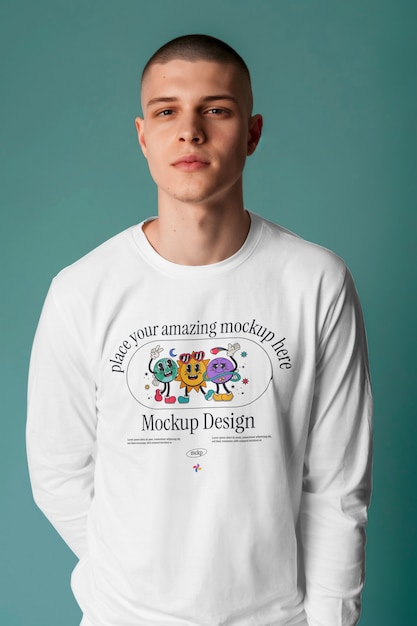 Hombre con un modelo de camiseta de manga larga