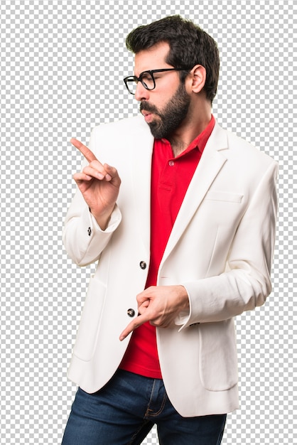 Hombre morena con gafas bailando