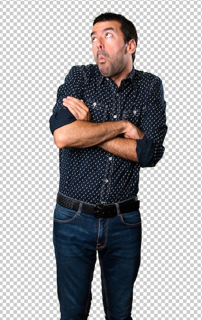 Hombre morena haciendo gesto sin importancia