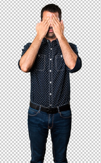 Hombre morena que cubre sus ojos