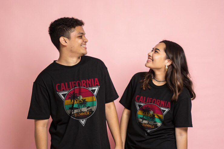 un hombre y una mujer llevan camisas negras que dicen California