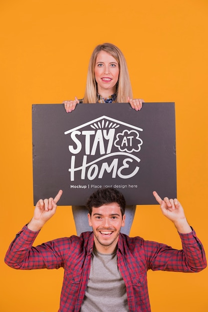 Hombre y mujer con una maqueta de concepto de signo