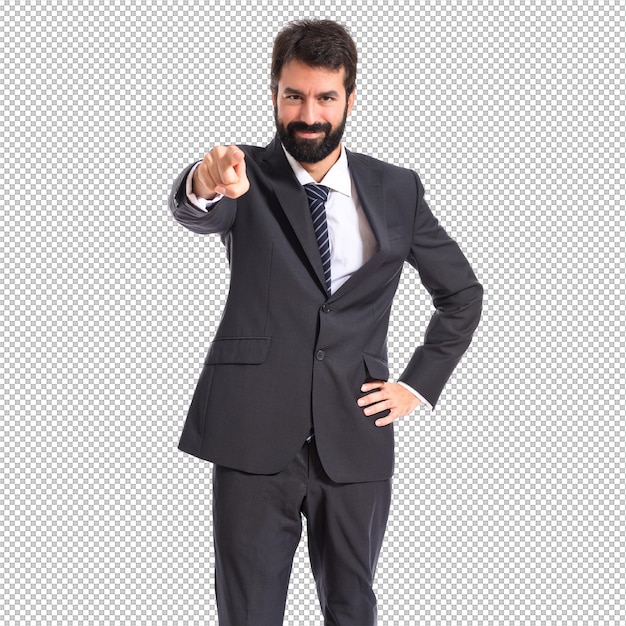 Hombre de negocios que señala al frente sobre fondo blanco