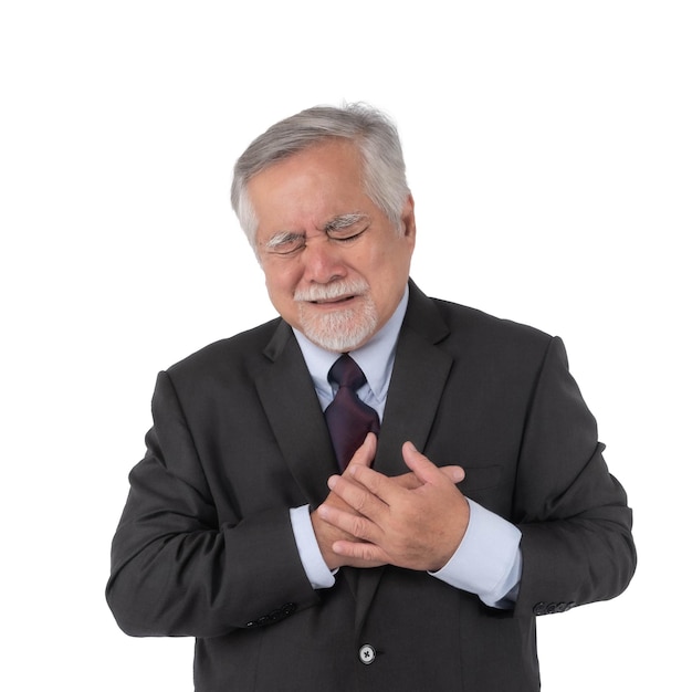 Hombre de negocios senior asiático anciano con traje que sufre de dolor en el pecho ataque al corazón aislado sobre fondo blanco enfermedad cardíaca senior