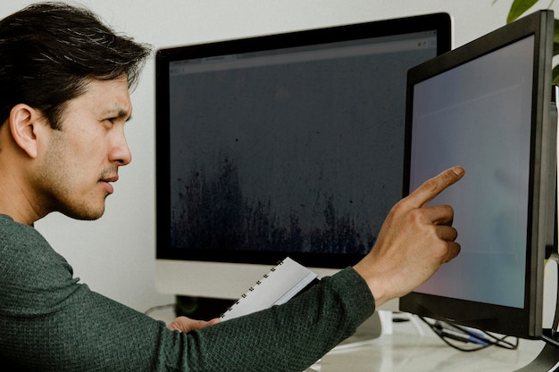 Hombre de negocios trabajando en una maqueta de pantalla de computadora