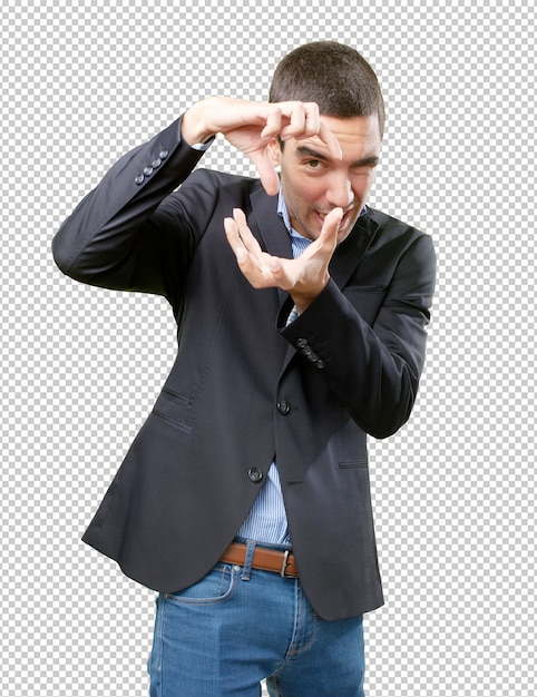 Hombre de negocios usando su manos para hacer una foto