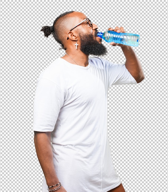 Hombre negro bebiendo agua