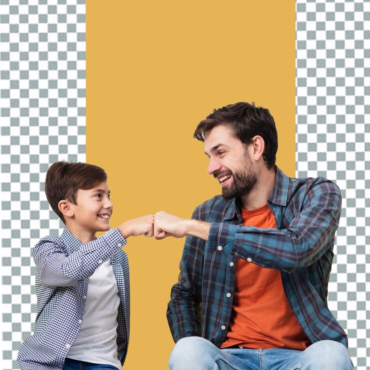 un hombre y una niña sonriendo y el hombre lleva una camisa a cuadros