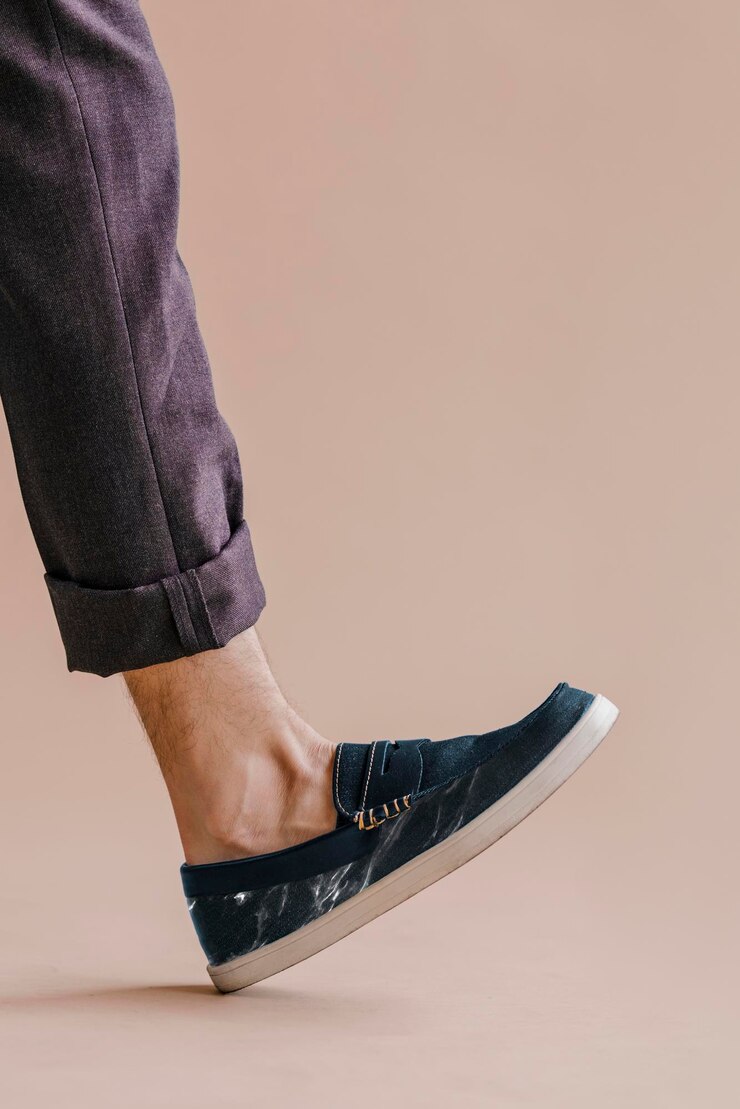 PSD hombre con pantalones marrones y zapatos de pantalones