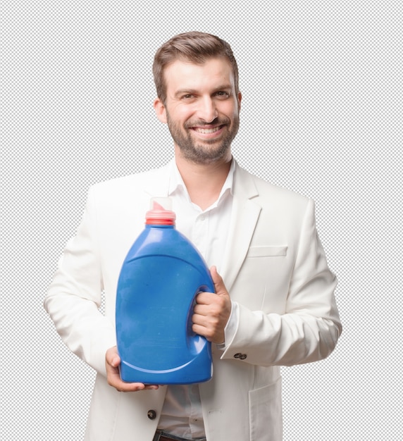 Hombre presentando detergente