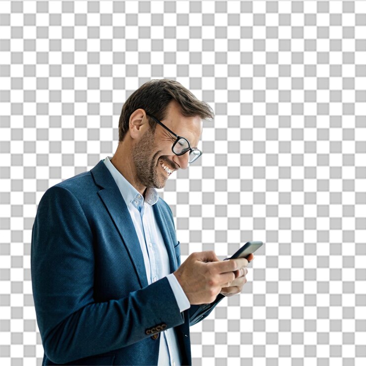 PSD hombre profesional con gafas usando un teléfono inteligente y sonriendo cerca de la ventana de la oficina área en blanco aislada sobre un fondo transparente
