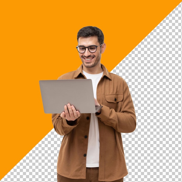 Hombre de PSD con gafas trabajando en una computadora portátil con fondo transparente