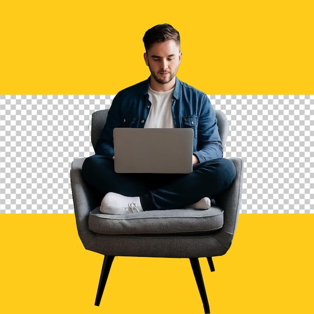 El hombre de PSD se sienta en una silla con una computadora portátil en el regazo con fondo transparente