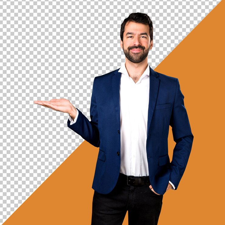 Hombre de PSD en un traje de pie frente a un fondo naranja con fondo transparente
