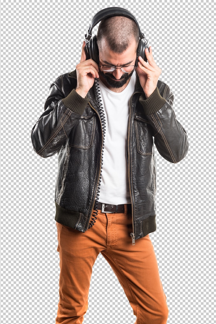 PSD hombre que llevaba una chaqueta de cuero escuchando música.