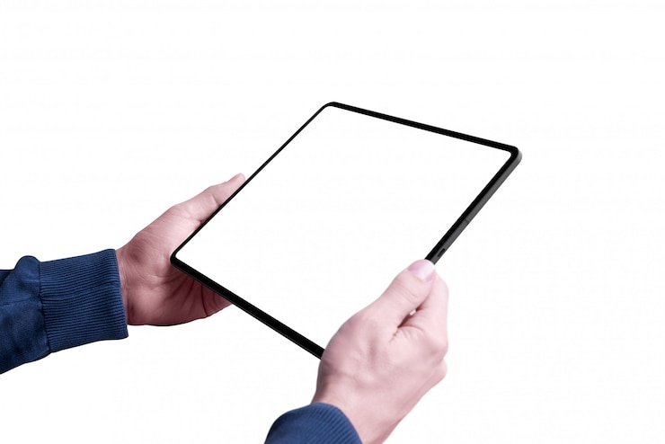 PSD hombre que sostiene la tableta con aislados y pantalla para maqueta