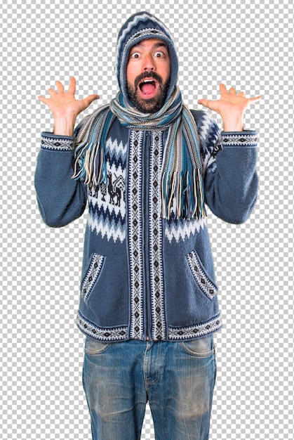 Hombre con ropa de invierno haciendo gesto de sorpresa