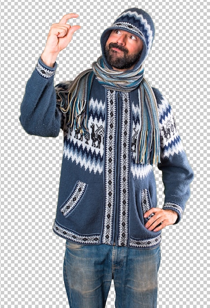 PSD hombre con ropa de invierno haciendo pequeña señal