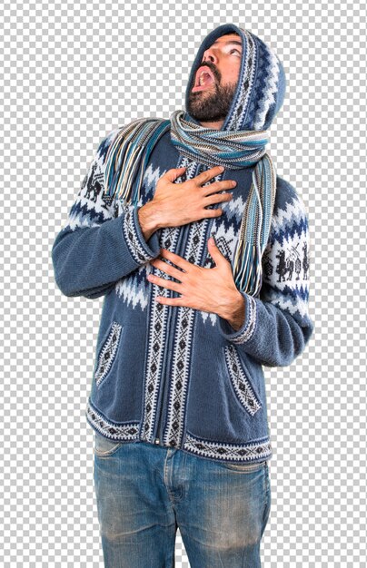 Hombre con ropa de invierno mirando hacia arriba