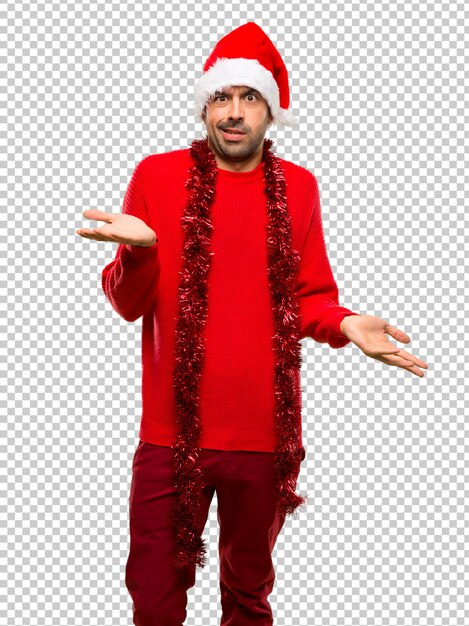 Hombre con ropa roja celebrando las vacaciones de navidad infeliz y frustrado con algo