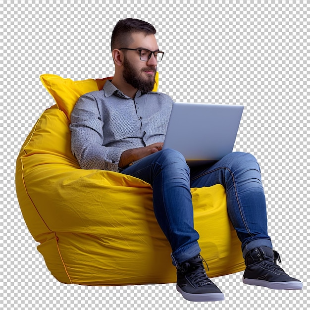 un hombre se sienta en una silla de bolsa de frijol amarilla con una computadora portátil
