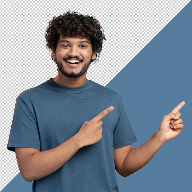 Hombre sonriente señalando